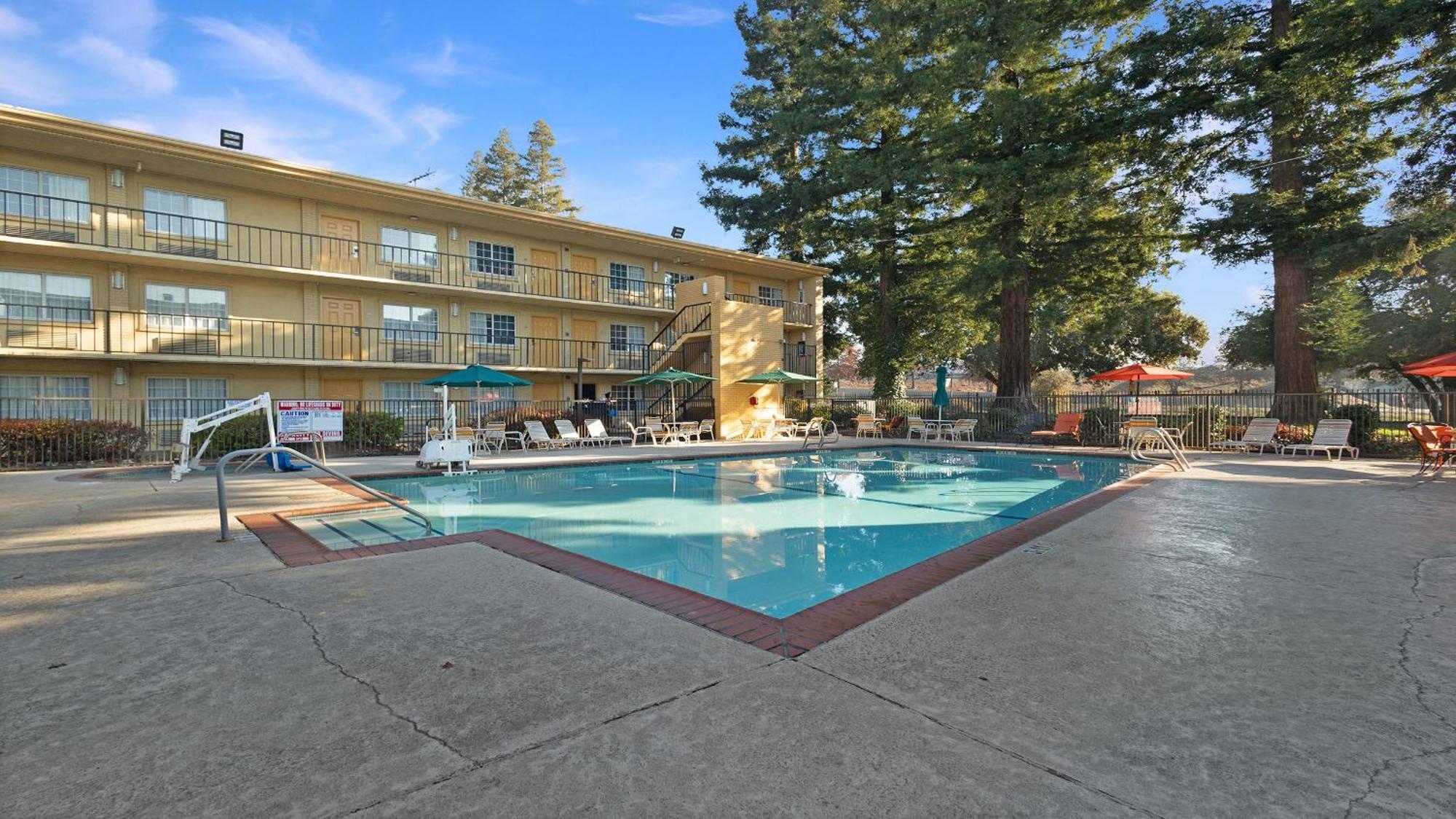 Howard Johnson By Wyndham Sacramento Downtown Exterior foto